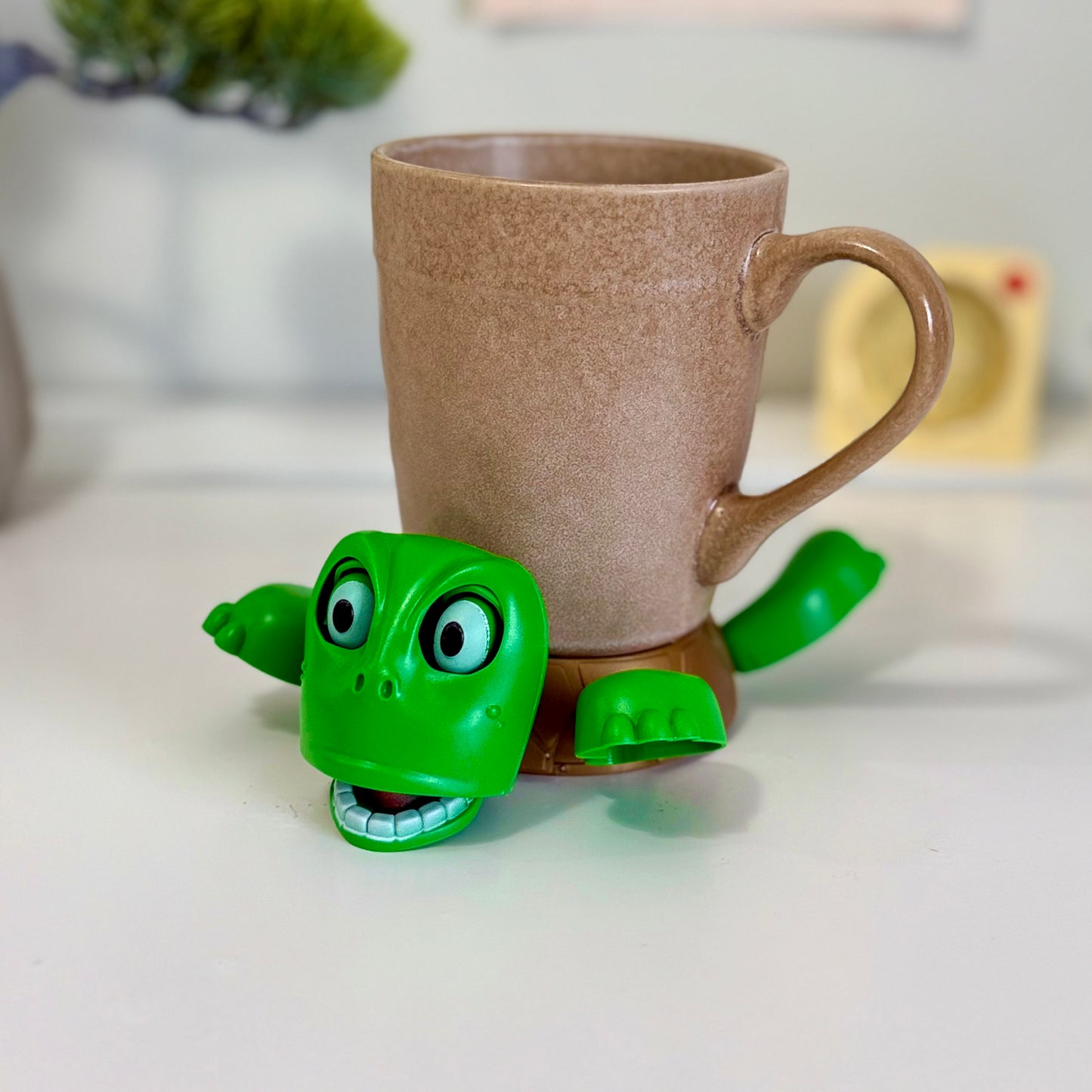 MISTER SHELL™ – Panicked Turtle Mug Holder